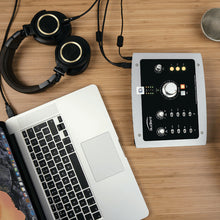 Load image into Gallery viewer, Audient ID22 10-in/14-out Digital Audio Interface for Recording
